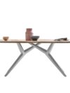 Eettafel met massief houten blad en zilverkleurig ijzeren frame