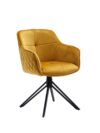 Fauteuil met gele honingraatquilt